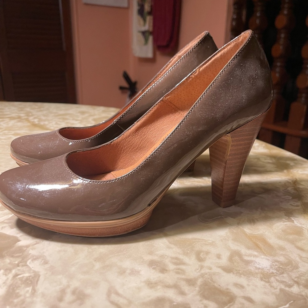 Like new milk chocolate colored heels sz 9